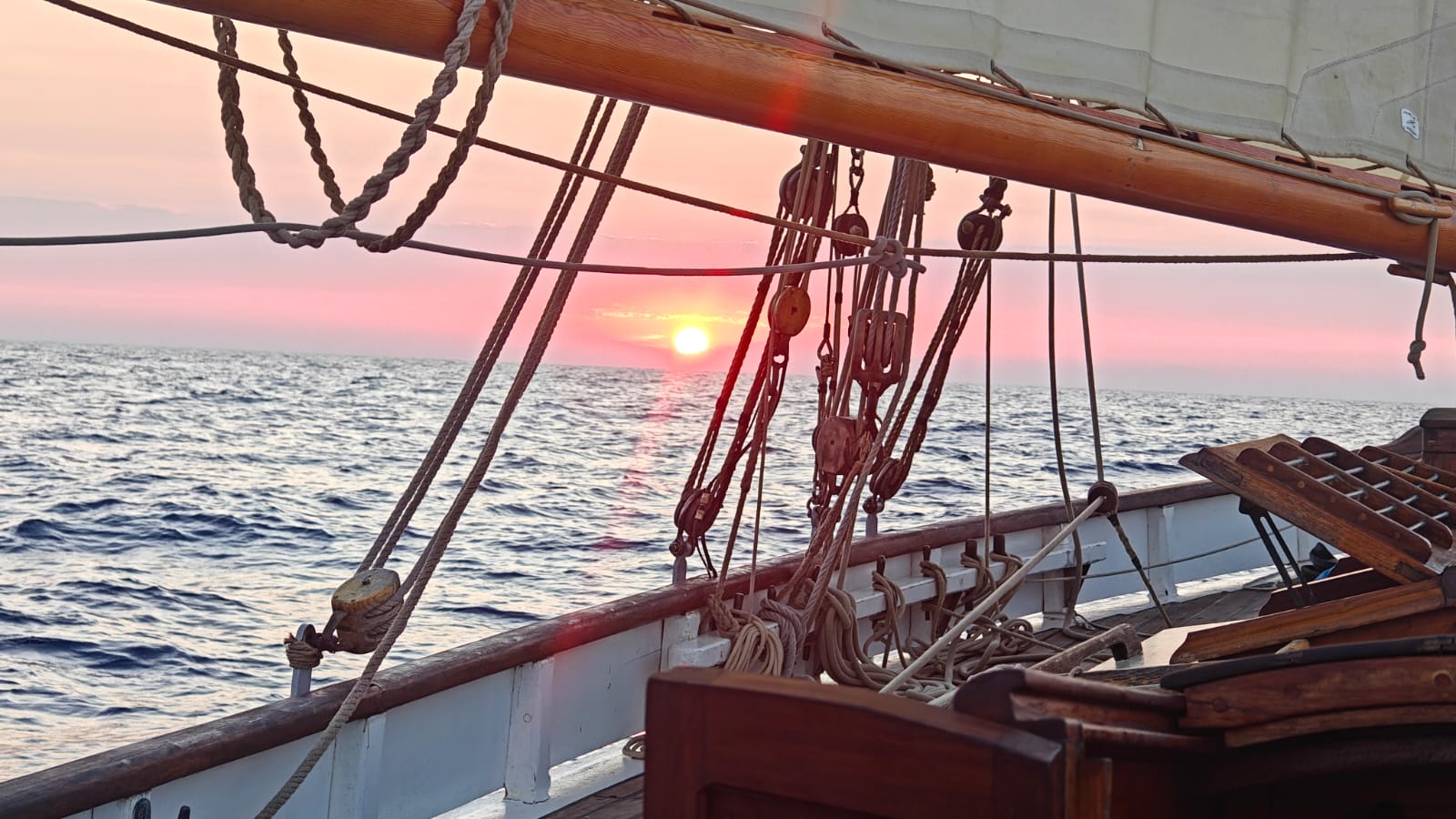 Coucher de soleil à bord de Madcap avec le cordage
